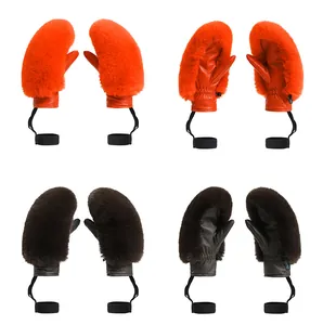 Detail von warmen Winterfäustlingen mit Kunstfell und Handgelenkschlaufen in Orange und Braun