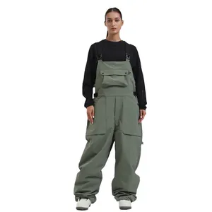 Wasserdichte dunkelgrüne Skilatzhose mit verstellbaren Trägern und Taschen für den Außeneinsatz