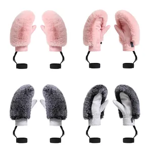 Detail von flauschigen Winter-Fäustlingen mit rutschfesten Handflächen und Handgelenkbändern