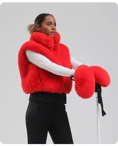 Detailansicht der roten Damen-Skiveste aus Kunstpelz und passenden Thermo-Handschuhen