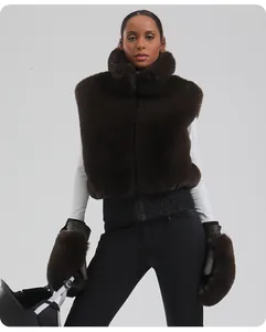 Details von Plüsch-Skihandschuhen und Pelzweste mit hochwertiger Textur und Reißverschluss