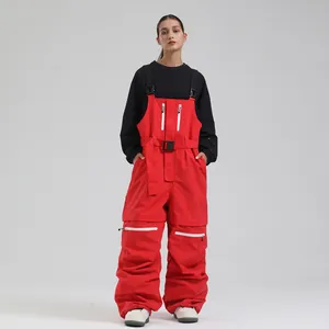 Professionelle rote Skilatzhose für Damen mit wasserdichtem Stoff und schwarzen Trägern