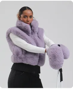 Detailansicht der lila Kunstpelz-Skihandschuhe für Damen im luxuriösen Winterstil
