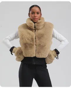 Detail der warmen Winter-Kunstpelzweste und passender Plüsch-Thermohandschuhe für Damen