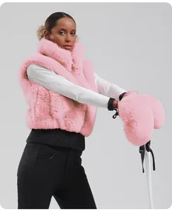 Nahaufnahme der rosa Kunstpelz-Skifäustlinge mit dickem Thermofutter für Damen