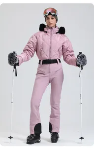 Rosa Skianzug-Set mit gesteppter Daunenjacke mit Pelzkapuze und schwarzer Gürtelhose