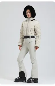 Detail der cremeweißen Stepp-Skijacke mit Fellkapuze und passender schmaler Skihose
