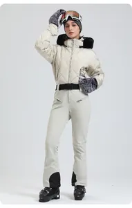 Detail der weißen gesteppten Skijacke mit schwarzem Kunstfell und passender schmaler Skihose
