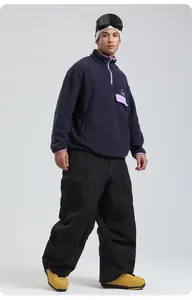 Détail d'un pantalon de ski imperméable noir avec coutures blanches pour le sport d'hiver