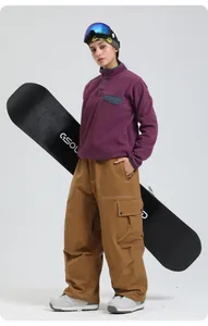 Détail du pantalon de ski cargo marron imperméable avec grandes poches et tissu durable