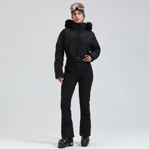 Damen Skianzug Einteiler in Schwarz mit Kunstfellkapuze und Gürtel für den Wintersport