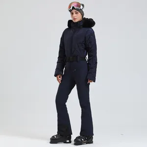 Dunkelblauer Damen Skianzug Einteiler mit Steppmuster und Kunstfellkragen