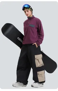 Conjunto de esquí para mujer con forro polar morado y pantalón cargo negro con bolsillos