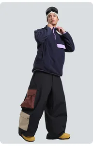 Detalle de los pantalones de esquí cargo con bolsillos múltiples y jersey de forro polar