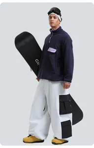 Vista detallada del pantalón de esquí cargo blanco impermeable con múltiples bolsillos
