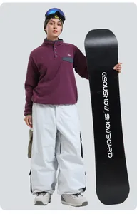 Primer plano de pantalones de esquí blancos anchos con bolsillos laterales y tela impermeable