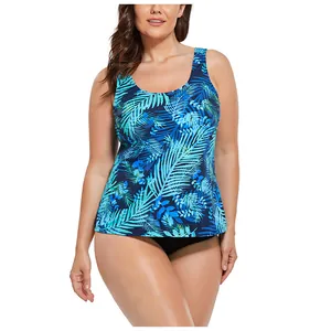 Détail d'un tankini grande taille avec imprimé tropical bleu et culotte de bain noire