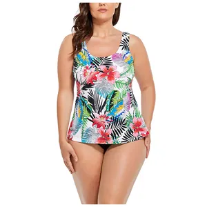 Détail d'un haut de tankini à fleurs et d'un bas de bikini noir sur un mannequin