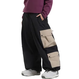 Pantalones de esquí cargo negros impermeables con grandes bolsillos laterales color caqui