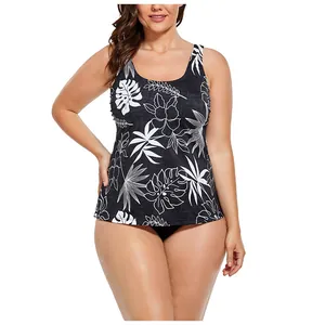Détail du haut de tankini grande taille noir avec motif floral et feuilles tropicales