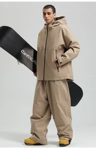 Details des khakifarbenen Skianzugs mit Kapuze, wasserdichtem Stoff und Utility-Taschen