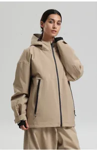 Detailsicht der khaki Skijacke mit schwarzen Reißverschlüssen und elastischen Bündchen