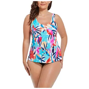 Détail d'un haut de tankini grande taille avec imprimé floral tropical et larges bretelles