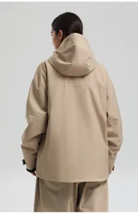 Rückansicht eines khakifarbenen Ski-Sets mit Kapuzenjacke und Hose im schlichten Cargo-Stil