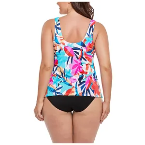 Vue arrière d'un tankini grande taille avec imprimé floral tropical et culotte noire