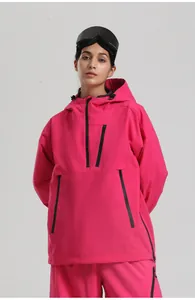 Detailansicht der pinkfarbenen Damen-Skijacke mit wasserdichtem Stoff und Multi-Pocket-Design
