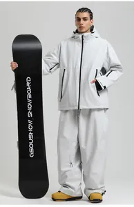 Detailansicht weißer wasserdichter Skianzug mit Funktionsreißverschlüssen und Taschen