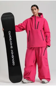 Detail der pinken Skijacke und Hose mit wasserdichten Reißverschlüssen und Profi-Snowboardgear