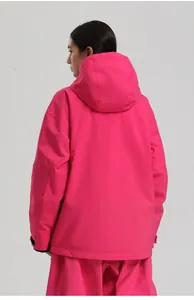 Rückansicht der rosa wasserdichten Skijacke mit Kapuze und windfestem Stoff für Damen