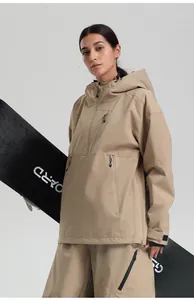 Detail einer beigen Damen-Skijacke mit wasserdichten Reißverschlüssen und Klettbündchen