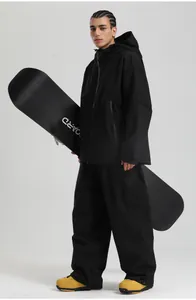 Herren Skianzug in Schwarz mit Kapuze und Snowboard auf hellgrauem Hintergrund