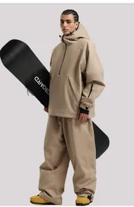 Vista completa de la chaqueta de esquí caqui impermeable y pantalones anchos para nieve