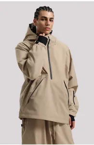 Detalle de chaqueta de esquí caqui con cremallera media, capucha y bolsillo frontal