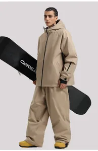 Detailansicht eines khakifarbenen Profi-Skianzugs mit wasserfester Jacke und Hose