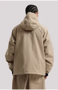 Vista trasera de chaqueta de esquí impermeable con capucha en color caqui funcional