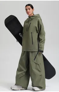 Armeegrüner wasserdichter Ski-Anorak mit Kapuze und lockerer Cargo-Hose am Modell