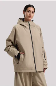 Detailansicht der khakifarbenen wasserdichten Jacke mit verstellbarer Kapuze und Kordelzug