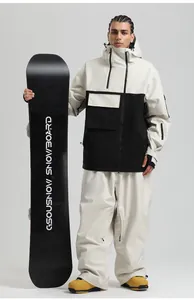 Détail d'une veste de ski imperméable avec capuche et grande poche avant pour rangement