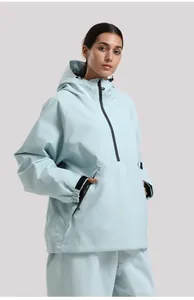 Vista frontal de anorak de esquí azul claro y pantalones a juego, cortavientos de invierno