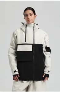 Détail de la veste de ski imperméable avec poches cargo et poignets Velcro ajustables