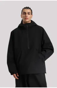 Detalle de anorak de esquí negro impermeable con bolsillo canguro y diseño de media cremallera