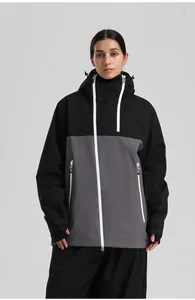 Détail de la veste de ski avec col montant et poignets coupe-vent avec passe-pouce