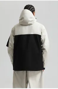 Vue arrière d'une veste de ski coupe-vent au design contrasté beige et noir élégant