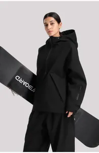 Detalle de la cremallera impermeable y el bolsillo en la manga del anorak de esquí
