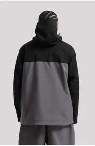 Vue arrière d'une veste de ski à capuche imperméable en design bicolore noir et gris