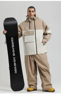 Détail de la tenue de ski imperméable avec zips d'aération et grandes poches poitrine